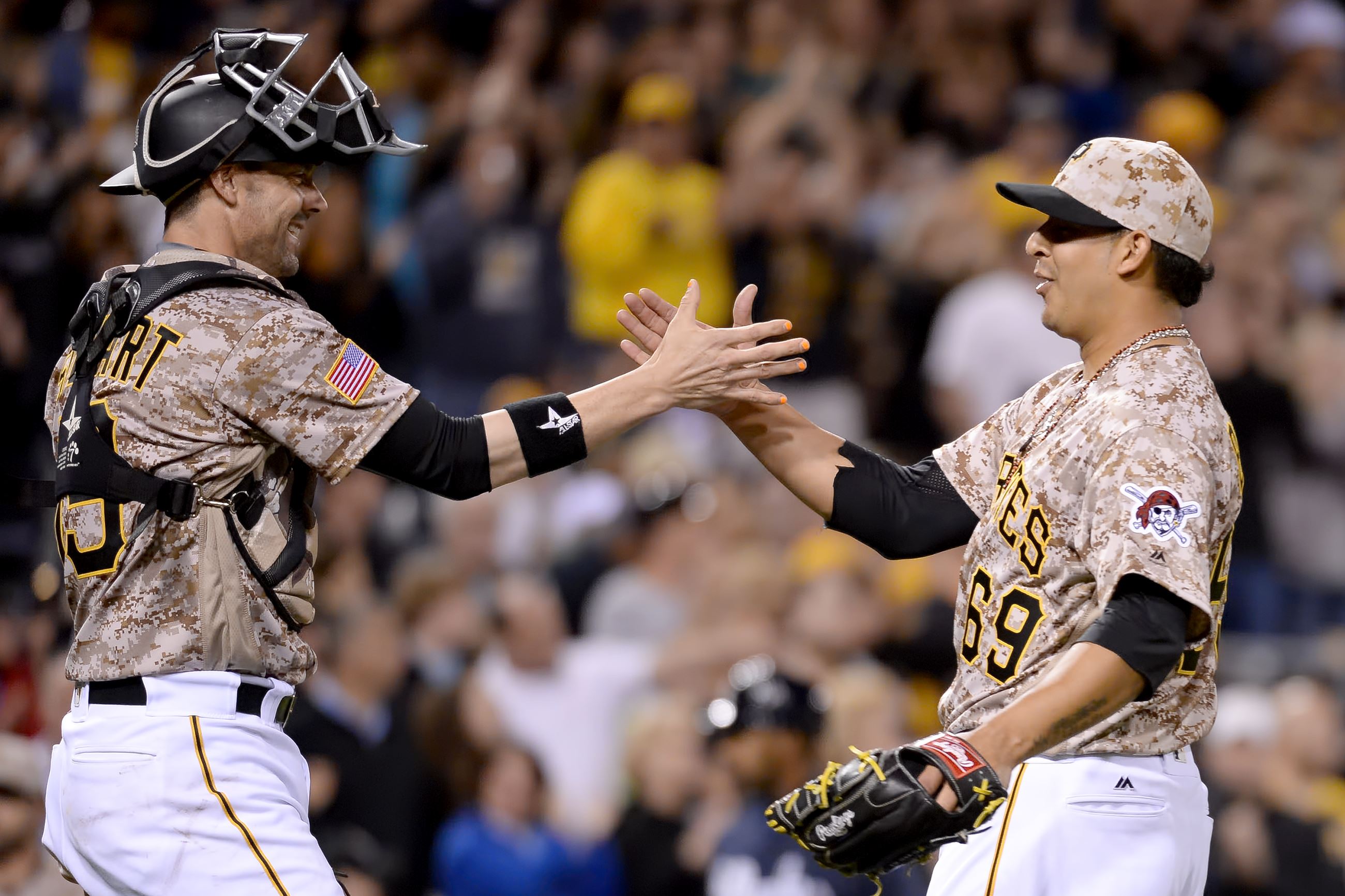 Pirates' Vogelsong hit in head by pitch, leaves game